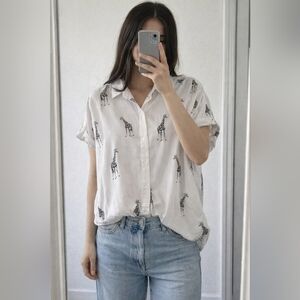 👚🦒 Jane + Delancey Giraffe Print Button Front Blouse NWT M Chic Casual